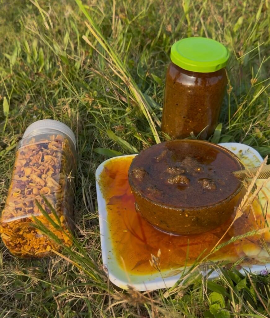 গরুর মাংসের ঝালমুড়ির মশলা ৫০০ গ্রাম, তার সাথে ৫০০ গ্রাম হাতের তৈরি চানা চুর একদম ফ্রি ।